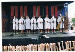 "Jutrzenka" na scenie festiwalu w Kazimierzu w 2004 roku. Fot. z archiwum GOKiS Hanna